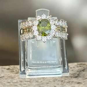 Elegant Green and Silver Women's Ring